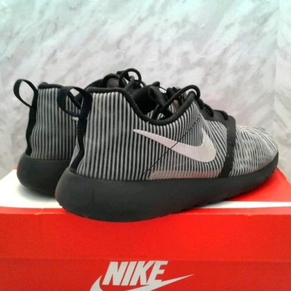 NIKE ROSHE ONE FLIGHT WEIGHT 5.5Y womens sz 7 Running Shoes Black silver vented - Picture 4 of 6